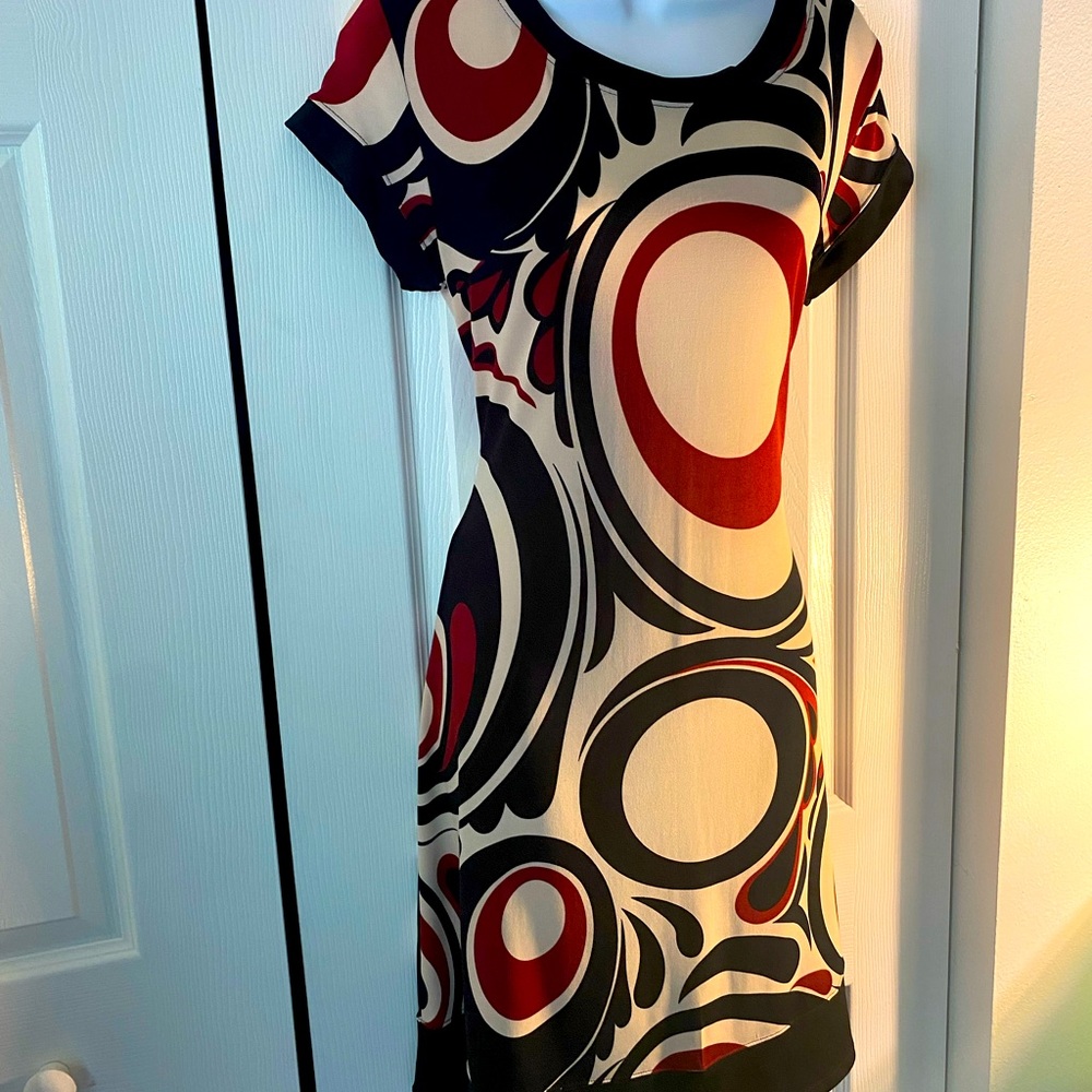 Sleek and flattering dress. Gorgeous colors. Size 8 🖤♥️🖤♥️